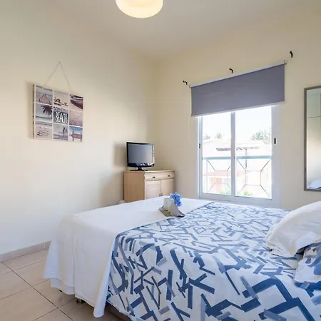 Limnos Gardens דירה *